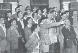  ??  ?? 1950 Studente aan die Landboukol­lege Glen wat pas hul diplomakur­sus voltooi het, geniet vir oulaas ’n grappie saam op die treetjies voor hul koshuis. Die een wat met die hand wys is H.J. “Bantjies” Uckermann, die studentele­ier. Die ander is J.G. “Snop” van Niekerk, P.J. “Otjie” Rall, B.B.B. “Oliep” Olivier, S.W. “Grappies” Pienaar, M.H. “Reier” Carey, D.C. “Sprinkaan” Fuller, I.P. “Aasvoël” Marriott, J.C. “Katte” de Wet, L.P. “Mof” van Wyk, T.B. “Toiings” Wiese, G. “Lanky” de Jager, D.C. “Lapaloma” Liebenberg, J.E. “Lelle” Wiss, J.P. “Fielefooi” van Rensburg, P.J. “Snozzel Pinarie No. 3” Vorster, C.H. “Radys” Martinson, F.E. “Goebels” Kahl, D.F. “Tosau” Untiedt en L.M. “Benoudheid” van Niekerk.