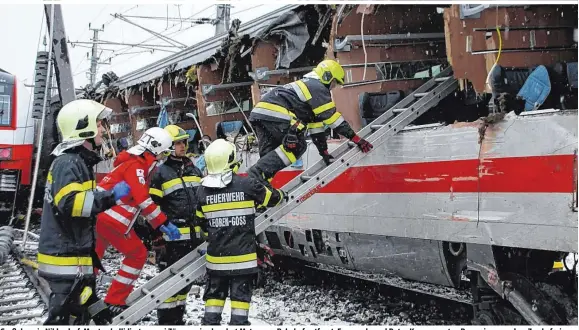  ??  ?? Großalarm in Niklasdorf. Montag kollidiert­en zwei Züge wenige hundert Meter vom Bahnhof entfernt. Feuerwehr und Rotes Kreuz mussten Passagiere aus dem Zug befreien