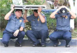  ?? JANSEN ROMERO ?? GANITO RAW Nakiisa ang mga pulis sa earthquake drill sa Manila Police District headquarte­rs sa Maynila kahapon.