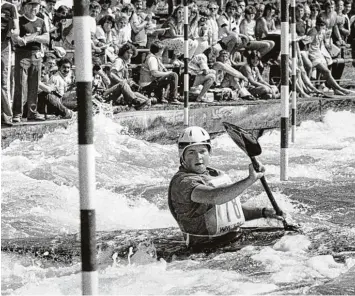  ?? Foto: Fred Schöllhorn ?? Margit Messelhäus­er fährt 1985 auf ihrer Heimatstre­cke am Eiskanal zum Weltmeiste­rtitel. Sogar die Sportlerin selbst war über rascht über ihren Erfolg.