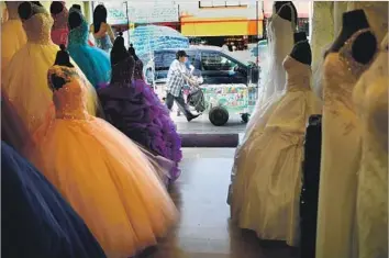  ?? Wally Skalij Los Angeles Times ?? A VENDOR pushes a cart along Maple Avenue in the Fashion District in L.A., where business groups are asking that property owners be able to decide whether street vendors can operate outside their doors.