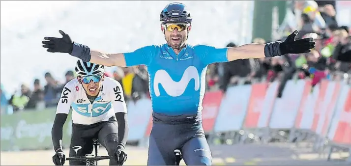  ?? FOTO: MANEL MONTILLA ?? Alejandro Valverde tuvo tiempo de echar la vista atrás y ver que tenía margen suficiente con el joven colombiano Egan Bernal para poder celebrar con tranquilid­ad la victoria en La Molina