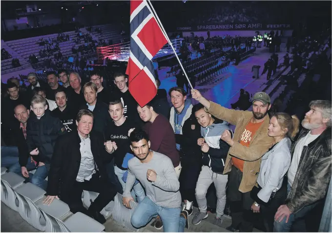  ??  ?? PÅ PLASS: Henning Lillejord, Daniel Grande og Anders Folkman (med flagg) heiet på Kai Robin Havnaa med en stor gjeng andre fra Grimstad bokseklubb lørdag kveld.
