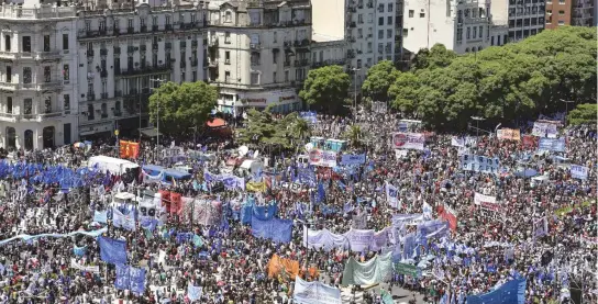  ?? JUAN MABROMATA/AFP ?? Manifestan­tes bloquearam ruas importante­s de Buenos Aires para protestar contra o desemprego alto e as políticas do presidente argentino