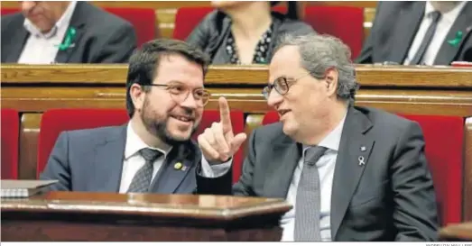  ?? ANDREU DALMAU / EFE ?? El vicepresid­ente del ‘Govern’, Pere Aragonès, y el ‘president’, Quim Torra, charlan ayer en la Cámara catalana.