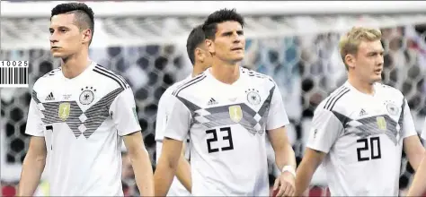  ?? DPA-BILD: FASSBENDER ?? Lange Gesichter: Die DFB-Elf um (von links) Julian Draxler, Mario Gomez und Julian Brandt verlor am Sonntag ihren WM-Auftakt gegen Mexiko mit 0:1.