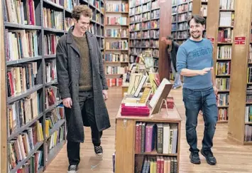  ?? MACALL POLAY/NETFLIX ?? Andrew Garfield, left, with director-producer Lin-Manuel Miranda on the set of“Tick, Tick ... Boom!”.