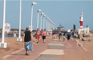  ??  ?? El paseo por la escollera, una posibilida­d de disfrutar del mar y hacer vida sana.