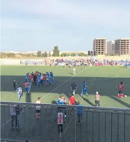  ?? VINARÒS CF ?? Los jugadores del Vinaròs celebran el ascenso tras terminar el partido.