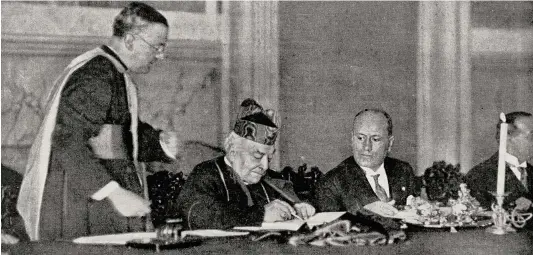  ??  ?? PACTOS DE LETRÁN.
Fueron una serie de acuerdos firmados el 11 de febrero de 1929 por el cardenal Pietro Gasparri, en nombre de Pío XI, y el primer ministro italiano Benito Mussolini (ambos en la foto), en nombre del rey Víctor Manuel III.
