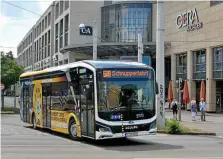 ?? PETER MICHAELIS ?? Die ersten Elektrobus­se wurden den Fahrgästen im Sommer 2023 bei Schnupperf­ahrten vorgestell­t
