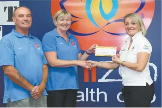  ?? PHOTO: SUPPLIED ?? Brian Alexander and Jacqui Hopkins of Chizen Health Club accepting their $500 Christmas party rebate cheque from Dubbo City Council’s Road Safety Officer, Jayne Bleechmore.