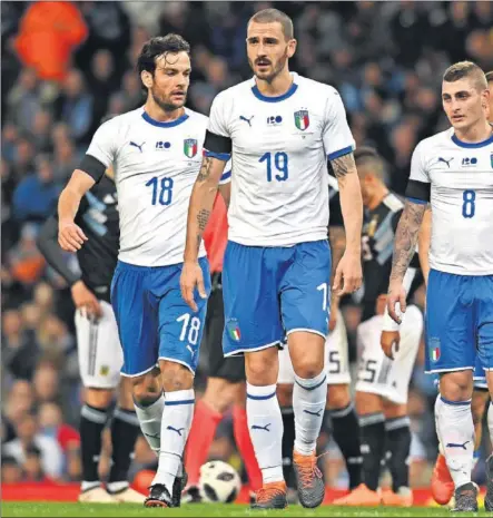 ??  ?? TOCADOS. Los jugadores de Italia tampoco mostraron una buena imagen en la derrota contra Argentina del pasado viernes en partido disputado en Manchester.