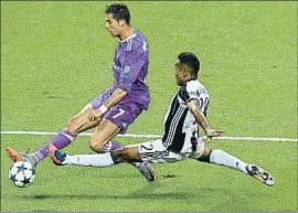  ?? BEN STANSALL / AFP ?? Alex Sandro intenta obstaculiz­ar un avance de Cristiano Ronaldo