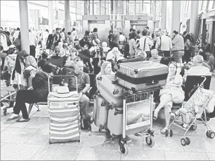  ??  ?? Viajeros varados ayer en el aeropuerto Heathrow, en Londres, tras la cancelació­n de todos los vuelos de British Airways desde esa terminal y la de Gatwick ■ Foto Afp