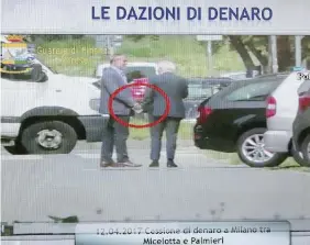  ?? LaPresse ?? La mazzetta La consegna di denaro filmata dalla polizia. Nella foto piccola, il magistrato Ilda Boccassini