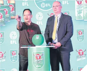  ??  ?? ■
Carabao China CEO James Huang with his EFL counterpar­t, Shaun Harvey, make the draw.