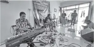  ?? GALIH ADI PRASETYO/JAWA POS ?? GOYANG CENDOL DAWET: Band Lare Suroboyo berlatih dengan membawakan lagu Didi Kempot. Vokalis band itu mempunyai suara yang mirip penyanyi aslinya.