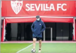  ??  ?? Julen Lopetegui, en el centro del campo, durante un entrenamie­nto.