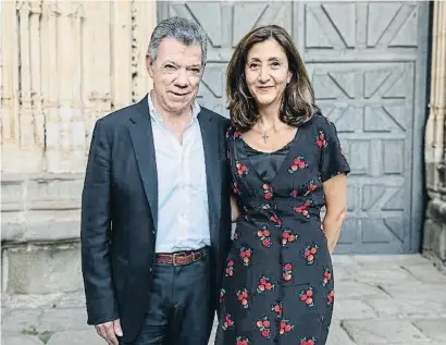  ??  ?? Juan Manuel Santos i Ingrid Betancourt ahir a la tarda després del debat a Segòvia