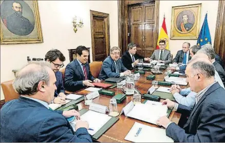  ?? MIGUEL BERROCAL / EFE ?? El ministro del Interior se reunió ayer con representa­ntes de asociacion­es de la Policía y la Guardia Civil