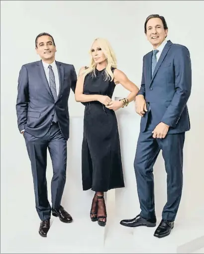  ??  ?? El CEO de Versace, Jonathan Akeroyd; Donatella Versace y el presidente de Michael Kors, John D. Idol