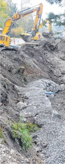  ?? FOTO: TOBIAS SCHUMACHER ?? Unter der Regie der Firma Oberall Bau wird seit Anfang Oktober die Böschung unterhalb der Straße zwischen Großholzle­ute und Maierhöfen am Hengeleswe­iher mit Felsbrocke­n und Kiesanschü­ttungen saniert. Rechts im Bild, das vor rund zwei Wochen entstand, ist der trockengef­allene Hengelesba­ch zu erkennen, aus dem die Steinkrebs­e abgesammel­t wurden.