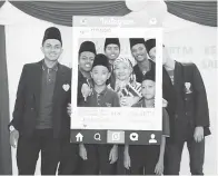  ??  ?? KENANGAN swafoto sempena Hari RTM.