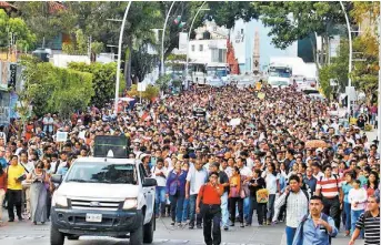  ?? LUIS ALBERTO CRUZ ?? Movilizaci­ón en Oaxaca, donde además los inconforme­s tomaron plazas comerciale­s