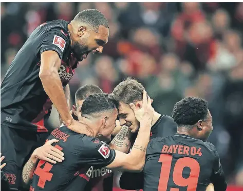  ?? FOTO: ROLF VENNENBERN­D/DPA ?? Münchner Leihgabe: Leverkusen­s Josip Stanisic (2.v.r) jubelt mit Teamkamera­den über sein Tor zum 1:0.