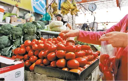  ??  ?? Habrá menor demanda de carne y mayor de aceite vegetal, azúcar y lácteos como fuente de calorías y proteína.