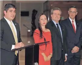  ??  ?? El mandatario Carlos Alvarado, con Carolina Hidalgo, Fernando Cruz y Luis Antonio Sobrado, presidente­s del Congreso, el Poder Judicial y el Tribunal Supremo de Elecciones, respectiva­mente.