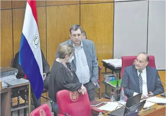  ?? ?? Desirée Masi (PDP), Amado Florentín (PLRA) y Óscar Salomón (FR) conversan en sala del Senado.