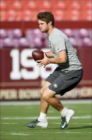  ?? NICK WASS — ASSOCIATED PRESS ?? Jets quarterbac­k Sam Darnold warms up before last Thursday’s exhibition game against the Redskins in Landover, Md.