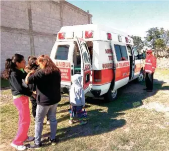  ?? Foto: Rodolfo Ramírez ?? De cinco a siete falsas alarmas reciben al mes elementos del Cuerpo de Bomberos, de Santiago Tulantepec, lo cual genera considerab­les gastos de traslado. /