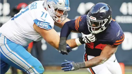  ??  ?? Outside linebacker Leonard Floyd suffered two sprained ligaments in his right knee Sunday against the Lions. | JONATHAN DANIEL/ GETTY IMAGES