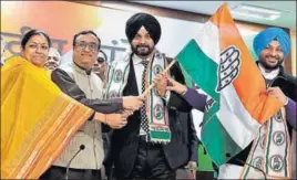  ??  ?? (From left) Incharge of Punjab Congress Asha Kumari, Delhi chief Ajay Maken handing over the party flag to Navjot Singh Sidhu as Ludhiana MP Ravneet Bittu looks on, in Delhi on Monday.