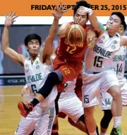  ?? AUGUST DELA CRUZ ?? FRIDAY, SEPTEMBER 25, 2015 JERICK Fabian of San Sebastian opts to pass under pressure from Jeffrey Ongteco (left) and Ervin Flores of St. Benilde.