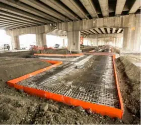  ?? FOTO DIRK KERSTENS ?? De werf onder het viaduct van Merksem.