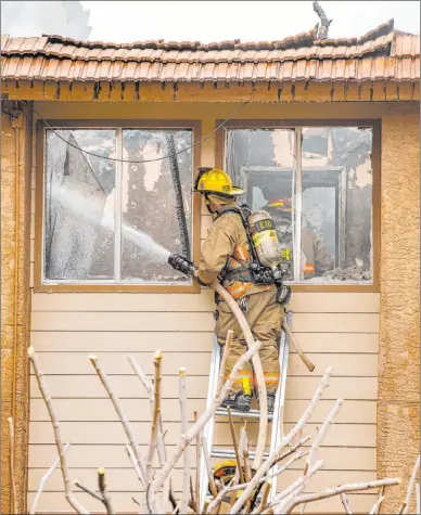  ?? Las Vegas Review-journal @Left_eye_images L.E. Baskow ?? Firefighte­rs work the scene Tuesday at a fire at Twain Estates Apartments that left one person dead.