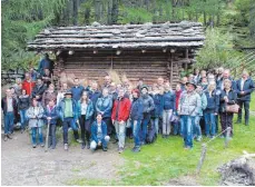  ?? FOTO: MUSIKKAPEL­LE TIEFENBACH ?? Die Ausflügler vor einem der steinzeitl­ichen Häuser, die gemäß den Funden in Alleshause­n nachgebild­et wurden.