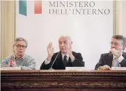  ?? ANSA ?? Viminale. Da sinistra a destra: Vasco Errani, il ministro dell'Interno Marco Minniti e Raffaele Cantone durante la presentazi­one del protocollo d’intesa