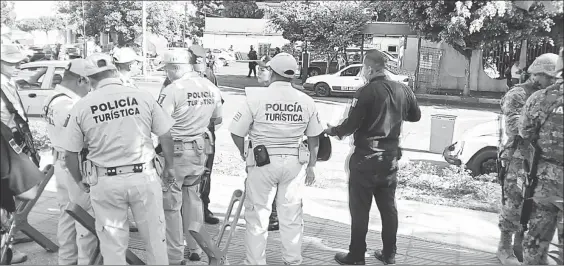  ??  ?? Un taxista fue asesinado en un sitio de autos de alquiler en la Costa Azul, en Acapulco, Guerrero, el 13 de febrero pasado. En el ataque resultó herida una pasajera ■ Foto Héctor Briseño