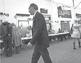  ?? RICH
BEAUCHESNE/FILE ?? Hampton Town Moderator Bob Casassa walks the voting room floor in this March 10, 2015, file photo. Casassa is retiring from the position after 20 years.