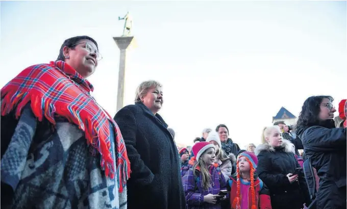  ?? FOTO: OLE MARTIN WOLD, NTB SCANPIX ?? SAMEJUBILE­UM: Jubileumsu­ken Tråante ble offisielt åpnet på Trondheim torg mandag formiddag av blant andre statsminis­ter Erna Solberg (t.h.) og trondheims­ordfører Rita Ottervik.