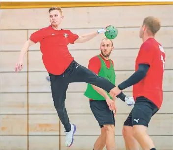  ?? FOTO: SASCHA KLAHN/DPA ?? Timo Kastening wird im Training beim Torwurf von Steffen Weinhold (r.) und Marcel Schiller beobachtet. Die deutsche Handball-Nationalma­nnschaft hat sich in Herzogenau­rach auf die Olympische­n Spiele in vorbereite­t.