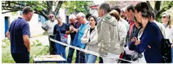  ??  ?? La visite du verger cidricole a été très prisée.