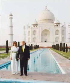  ??  ?? DE PASO. Las visitas de Trump suelen incluir pocas paradas turísticas, aunque en esta ocasión el presidente y la primera dama, Melania, acudieron al famoso Taj Mahal.
AP