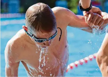  ??  ?? Die Wassertemp­eratur von 24 Grad sah Johann Stelzle, Vorstand der Günzburger Stadtwerke, als „ideale Voraussetz­ung“. Manch einem Triathlete­n musste trotzdem aus dem Becken geholfen werden.