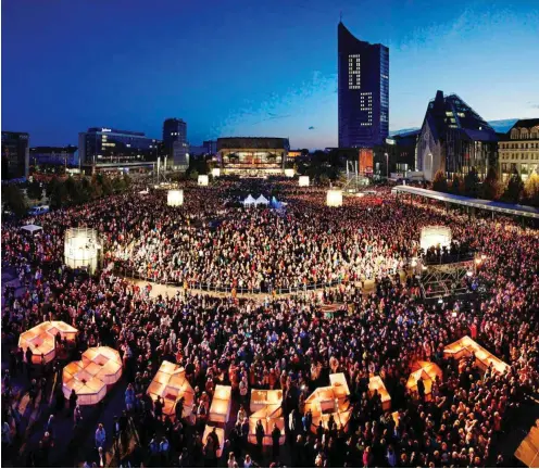  ?? Foto: dpa/Alexander Schmidt ?? Am 9. November 1989 zogen in Leipzig Zehntausen­de durch die Stadt und skandierte­n »Wir sind das Volk«. Heute ist die Erinnerung daran zu einem kitschigen »Lichtfest« verkommen.